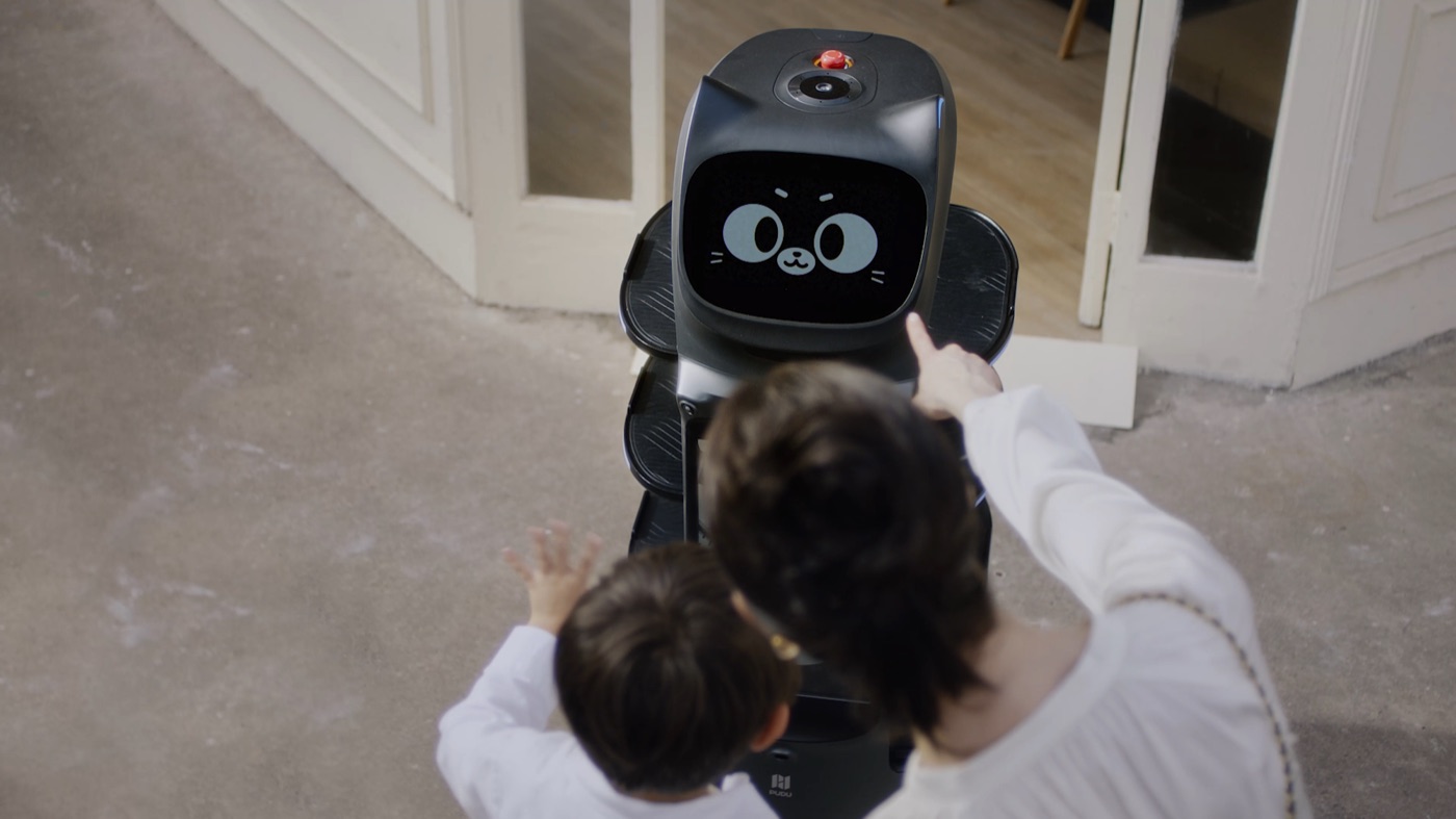 BellaBot Pro — Robot phục vụ cao cấp màn hình quảng cáo 18.5 inch: đánh giá