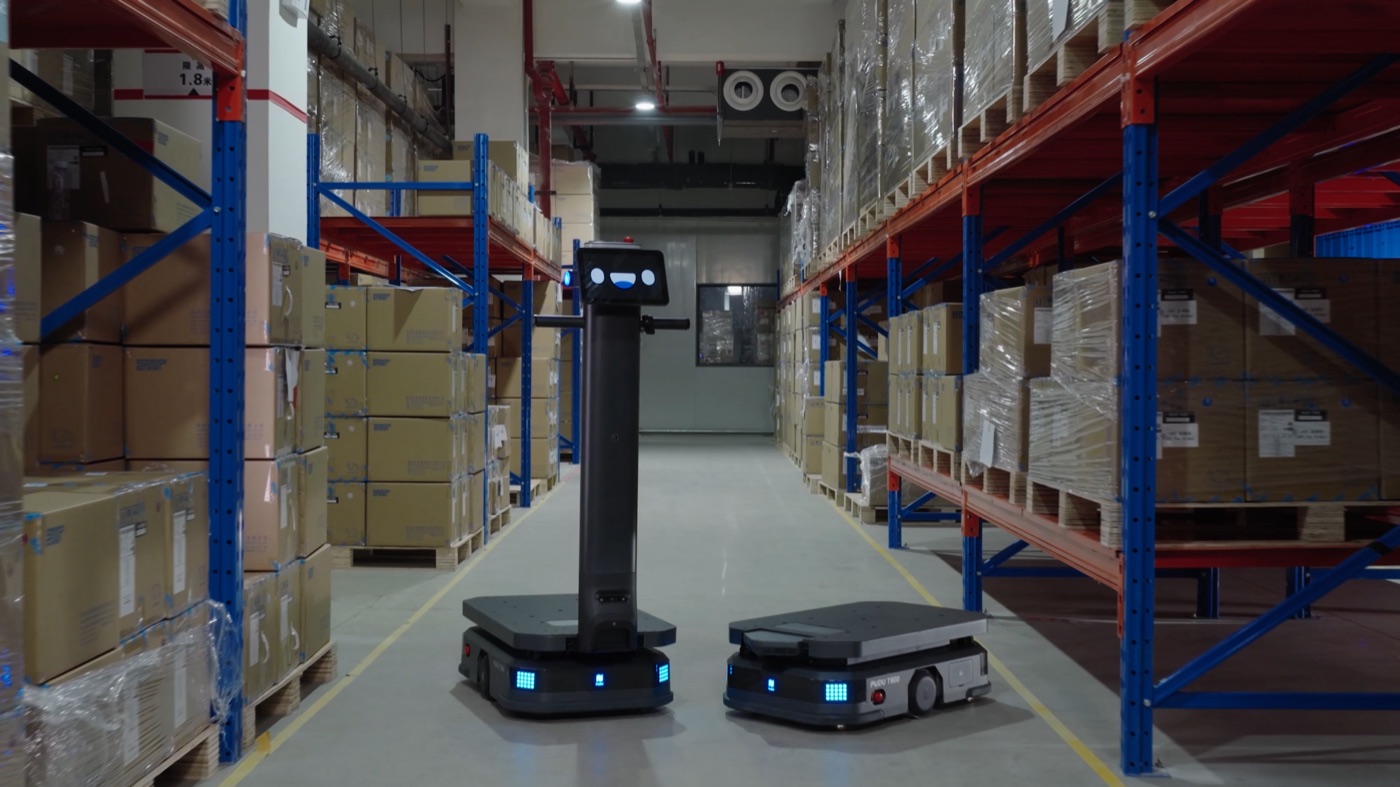 Robot vận chuyển trong kho hàng — tự động hóa logistics với robot AMR
